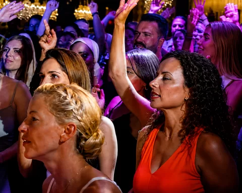 Ausgelassene Partystimmung mit begeisterten Gästen und mitreissender Livemusik.