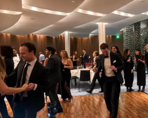 Gäste geniessen eine stilvolle Feier mit ausgelassener Stimmung und Live-Musik von AHEAD.