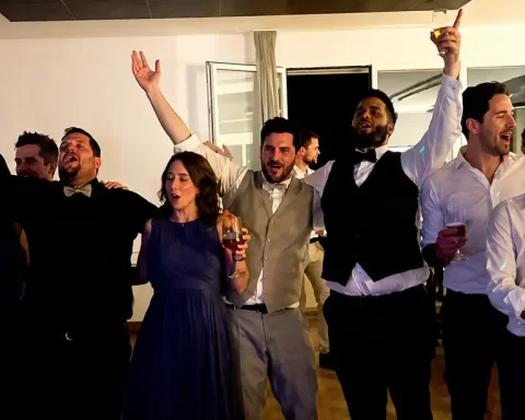 Gemeinsam singen und feiern – ausgelassene Hochzeitsstimmung mit der AHEAD Live Band.
